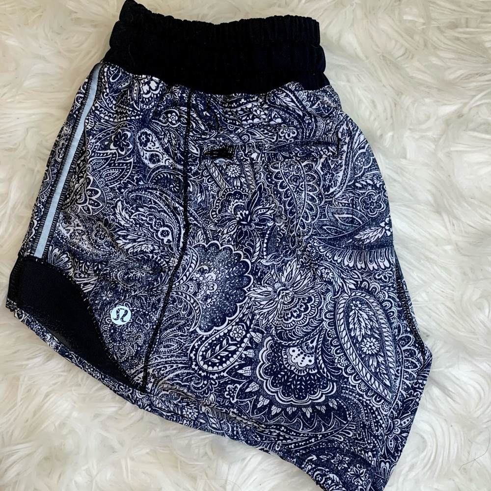 Lululemon hotty hot shorts size 4 tall navypaisley